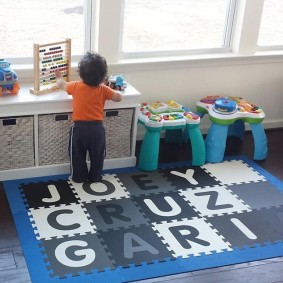 Lettres anglaises sur un tapis pour enfants