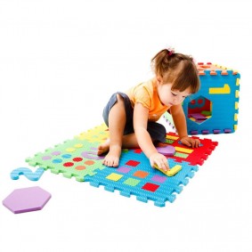 Un petit tapis avec des puzzles amusants