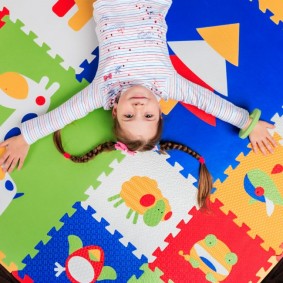 Fille d'âge préscolaire sur un tapis lumineux