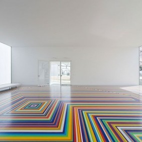 Geometric print on the floor in the hall