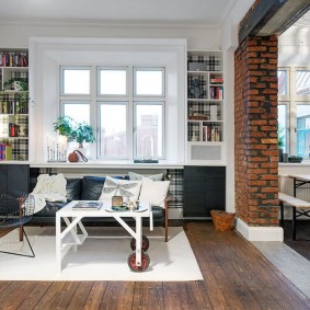 Cloison en brique dans un appartement lumineux