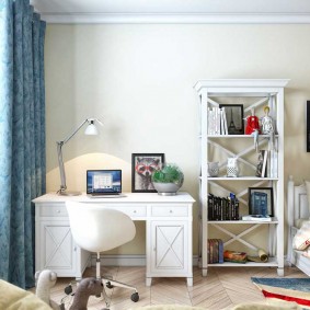 Tableau blanc dans la chambre d'une fille d'âge scolaire