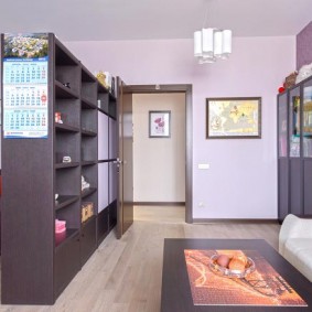 Armoire-rack dans le rôle d'un séparateur d'espace pour une chambre d'enfant