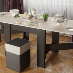 Une table avec un plateau blanc sur une base sombre