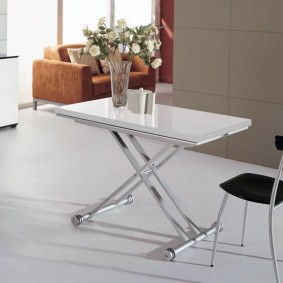 Table pliante avec pieds chromés