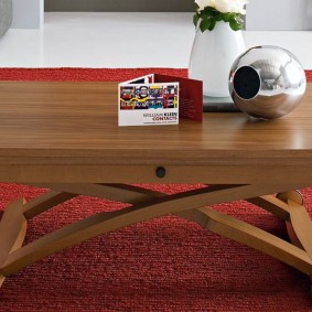 Table convertible sur roulettes dans le salon