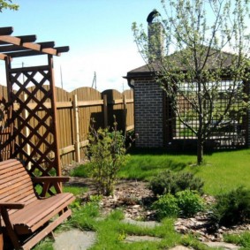 Banc en bois sous la pergola de jardin