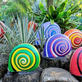 Escargots décoratifs dans un parterre de fleurs de jardin