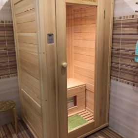 Mini-sauna en planche de pin fait maison