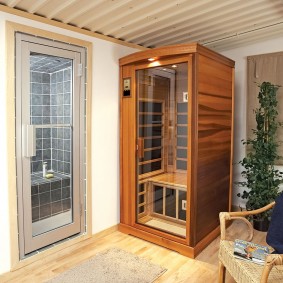 Sauna infrarouge dans une caisse en bois