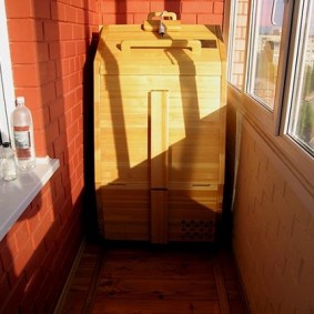 Sauna baril sur la loggia de l'appartement