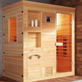 Étagères pratiques sur le mur du sauna à cadre