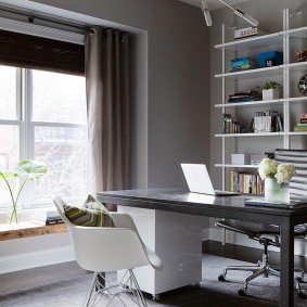 Bureau dans un bureau gris