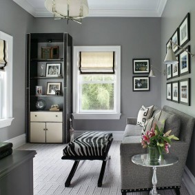 Chambre confortable avec des murs gris.