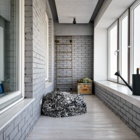 Sfumature di grigio all'interno del balcone