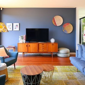 Armoire en bois sous le téléviseur dans le salon