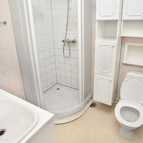 Cabine d'angle dans une petite salle de bain