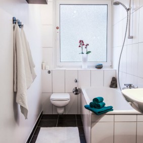 Salle de bain lumineuse avec WC suspendu