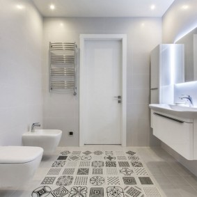 Bidet suspendu dans la salle de bain de l'appartement