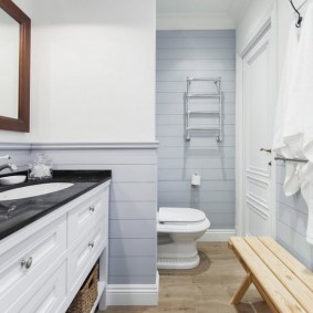 Banc en bois dans une petite salle de bain