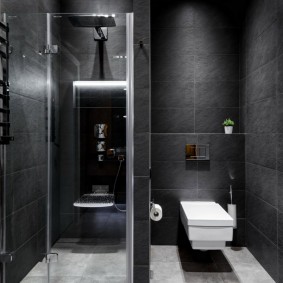 Toilettes blanches dans une salle de bain sombre