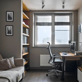 Bureau dans la chambre d'adolescent