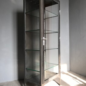 Armoire étroite à parois transparentes pour un style industriel