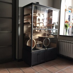 Vitrine élégante avec des ustensiles en bois