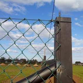 Fixation du treillis avec renfort sur le poteau de clôture