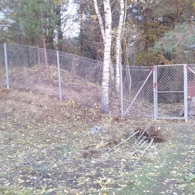 Clôture galvanisée sur la pente de la parcelle