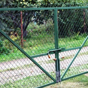 Boulon fait maison sur la porte du filet