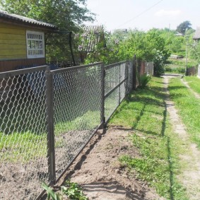 Chemin de terre le long du jardin