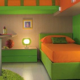 Lit vert dans une petite chambre