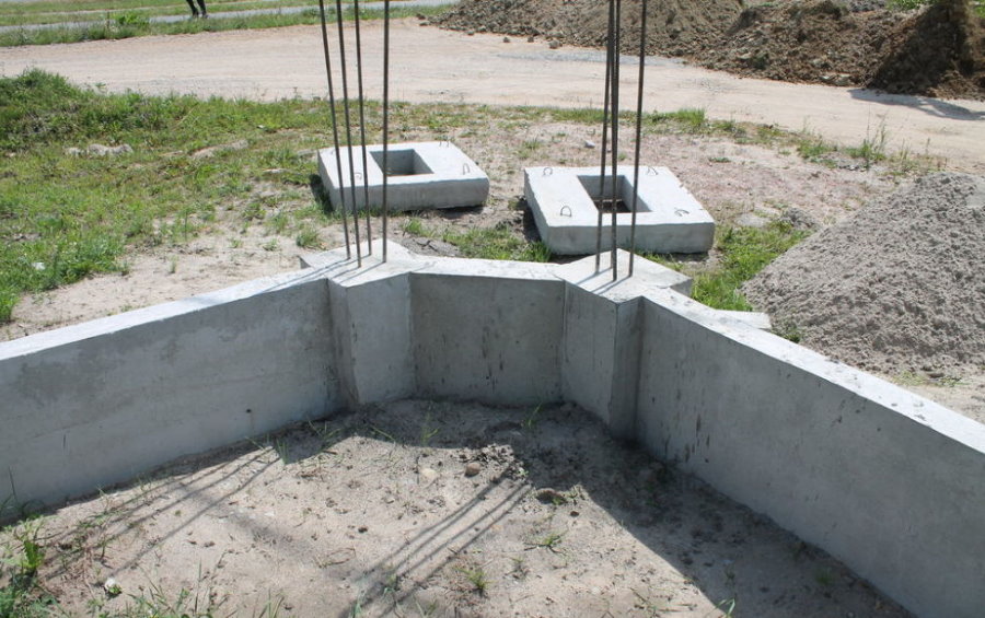 Belt foundation for block fence