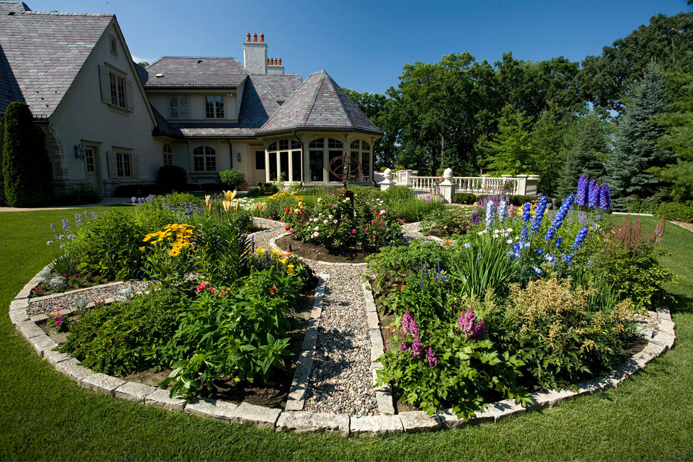 Jardin fleuri à la campagne dans un style régulier