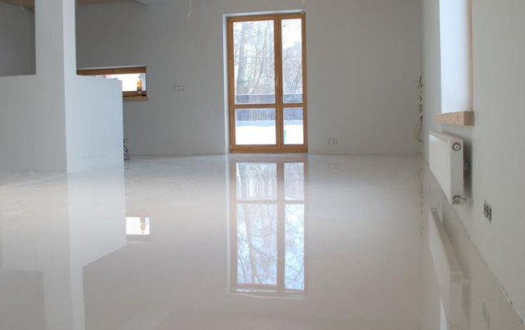 Smooth surface of a glossy bulk floor