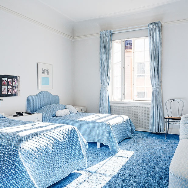 Plancher bleu dans la chambre des garçons