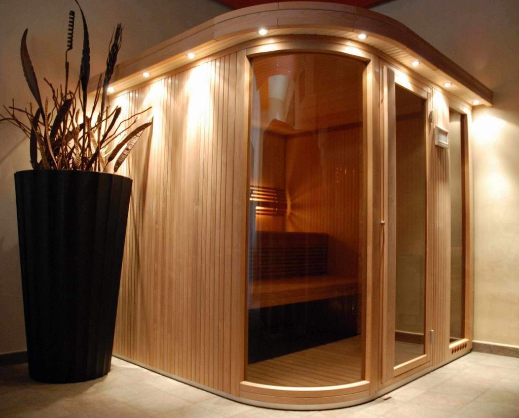 Porte vitrée dans un sauna compact pour un appartement