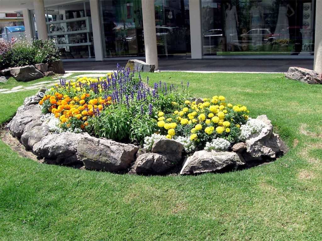 parterre de fleurs en pierre photo