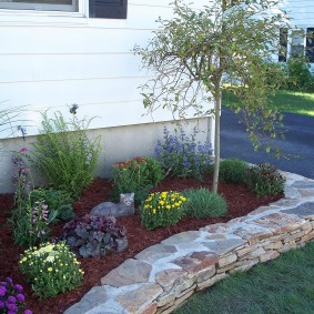 parterres de fleurs avec des pierres décor à faire soi-même