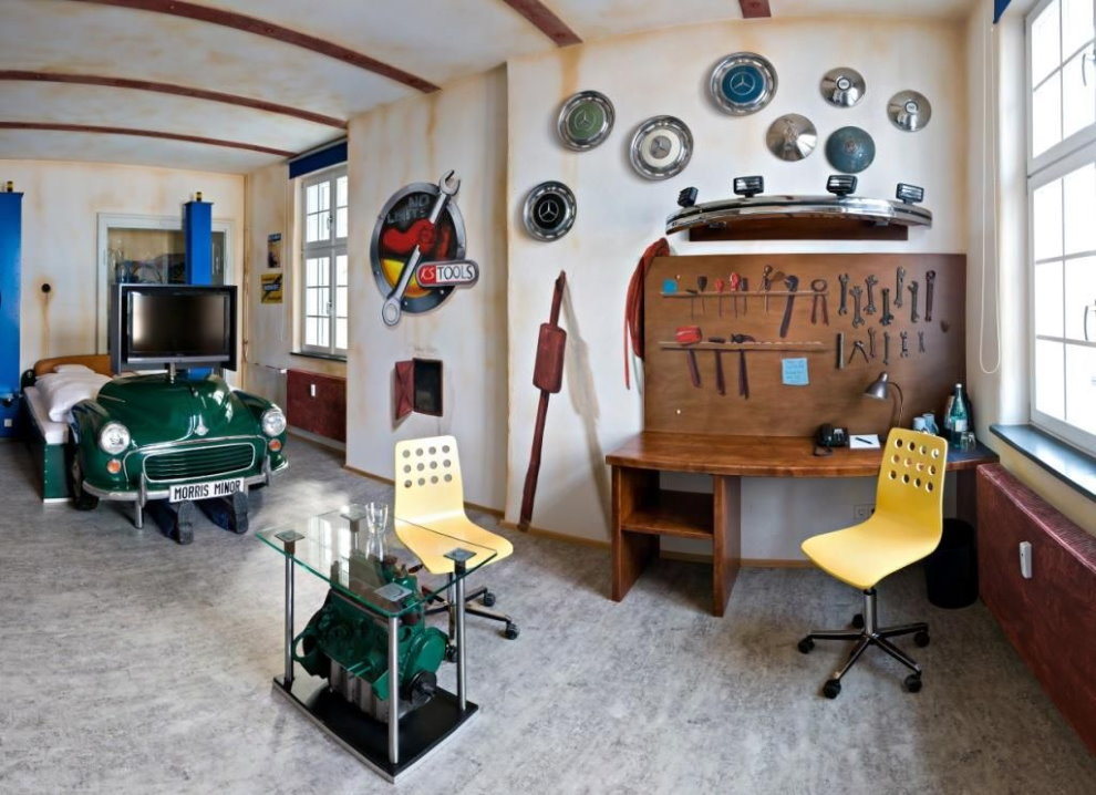 Décor de bureau insolite dans une chambre d'un garçon de 14 ans