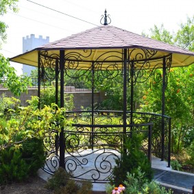 photo de décor de gazebo en fer forgé