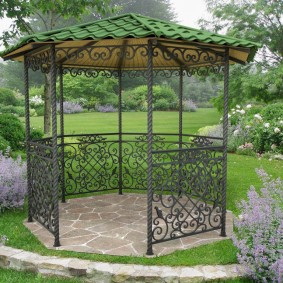 Gazebos en fer forgé pour des idées de décoration de jardin