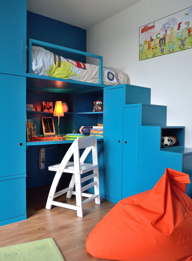 Mobilier bleu pour un garçon d'âge scolaire