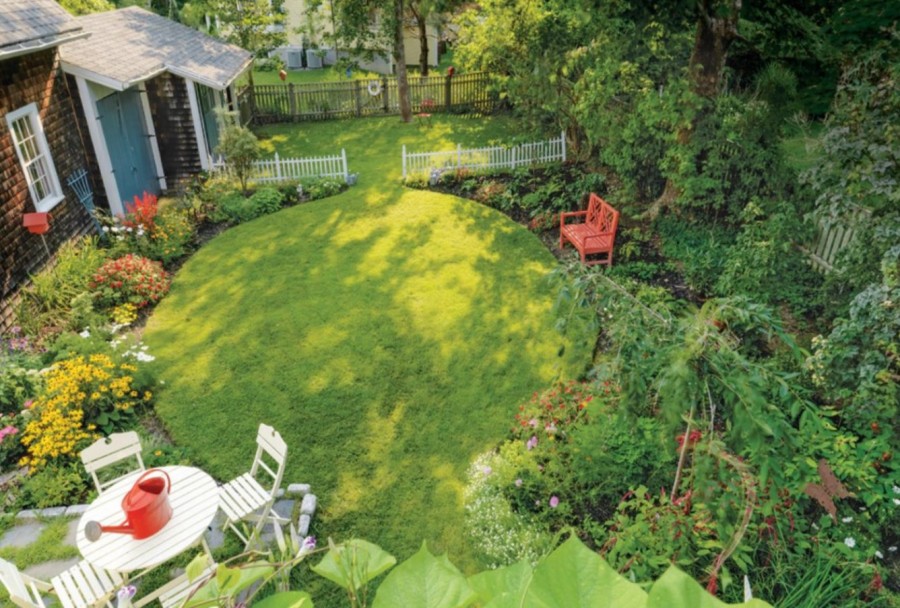 Round lawn in front of the windows of an apartment building