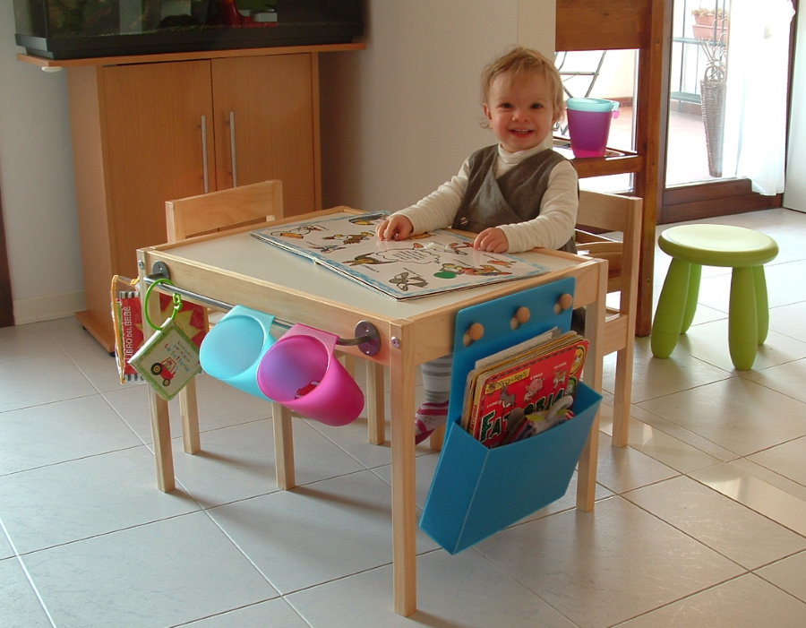 Petit enfant à table pour les jeux d'enfants.