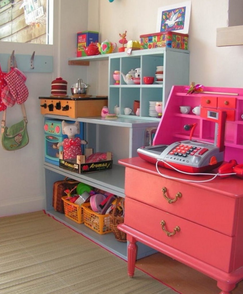 Coin jeux avec kitchenette dans la chambre d'une fille d'âge préscolaire