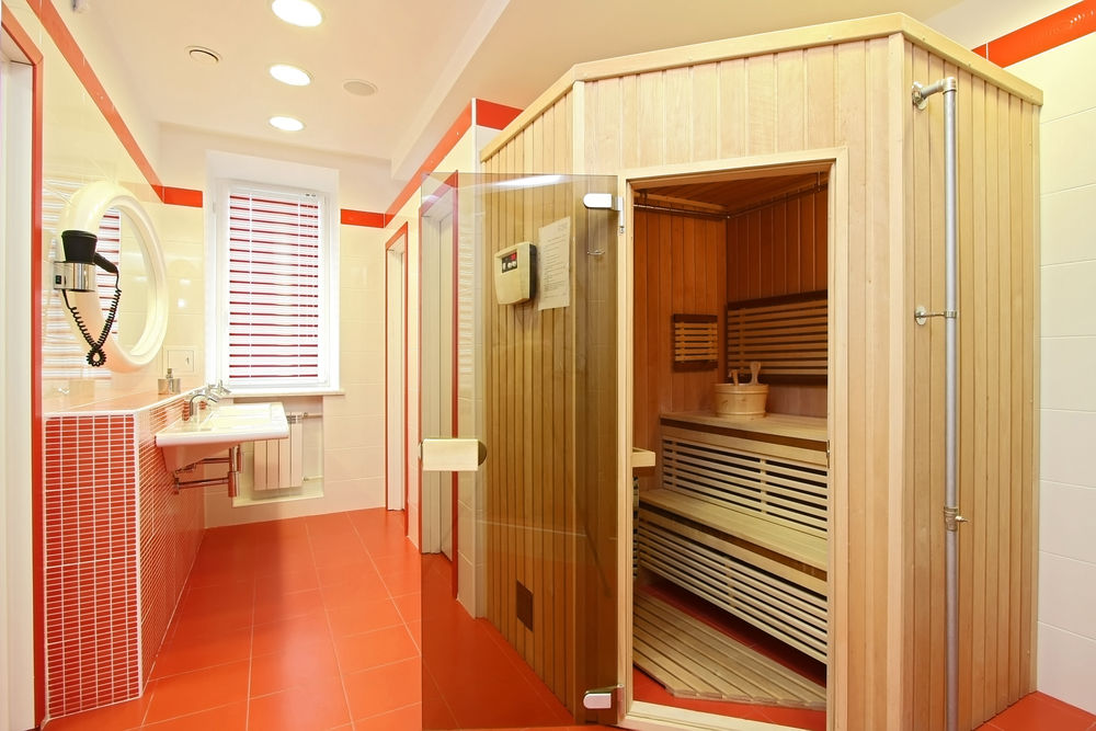 Mini-sauna préfabriqué dans la salle de bain de l'appartement