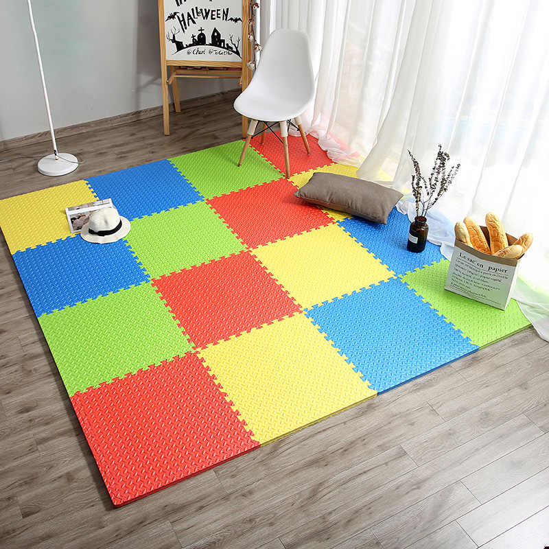 Tapis de puzzle souple dans l'aire de jeux pour enfants