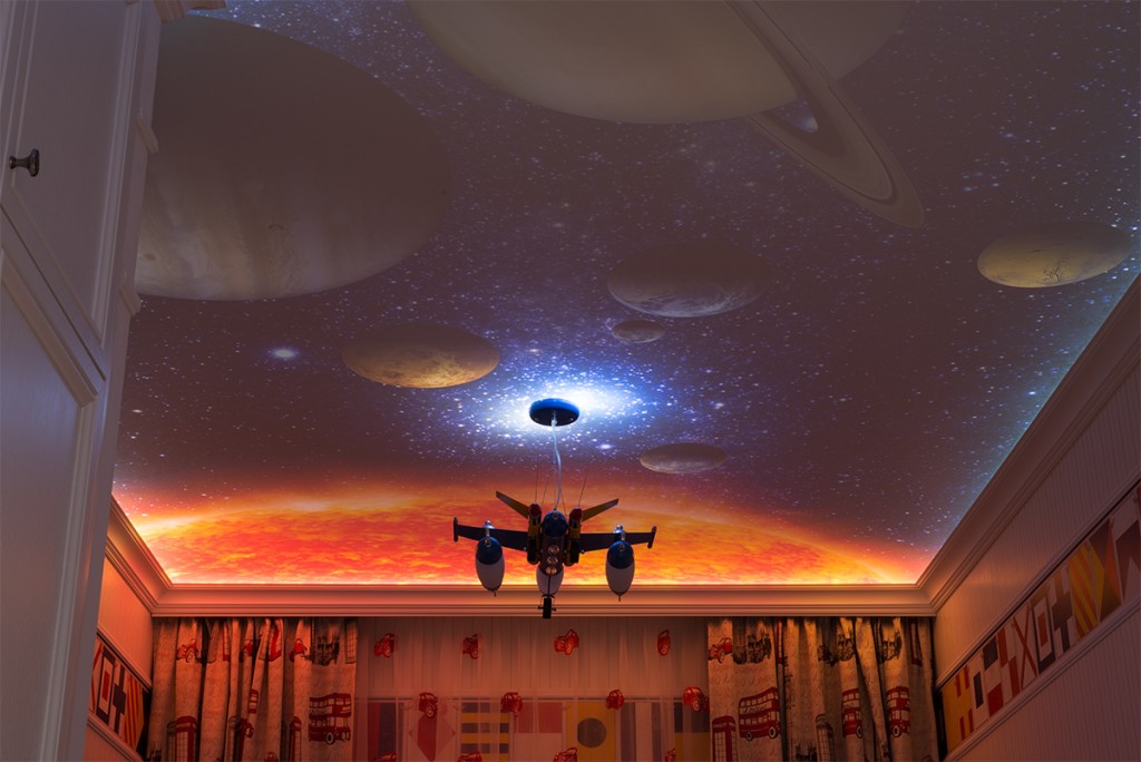 Image de planètes au plafond d'une pièce à Khrouchtchev